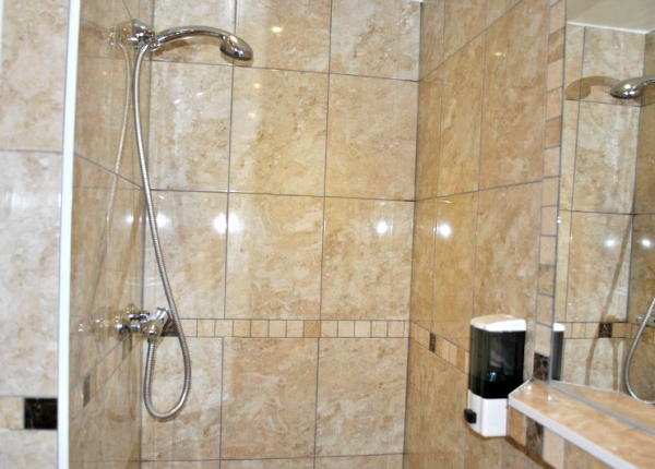 Shower at Carlton Hotel Victoria
